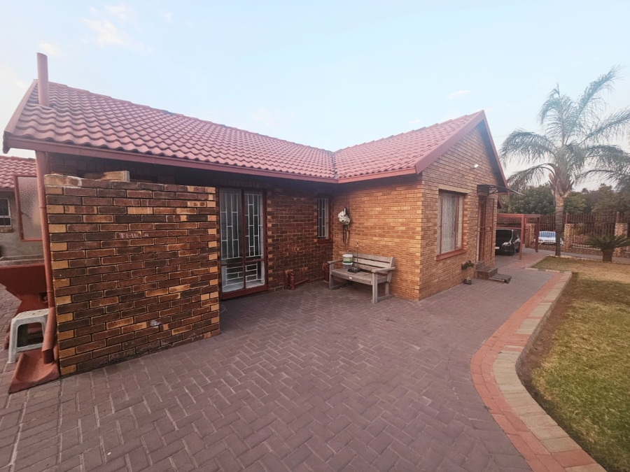 4 Bedroom Property for Sale in Heuweloord Gauteng