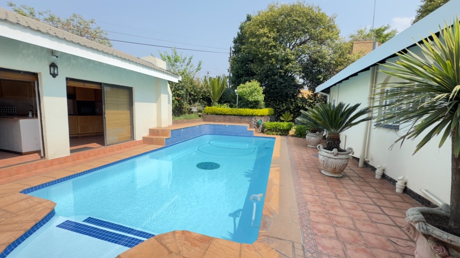 6 Bedroom Property for Sale in Zwartkop Gauteng