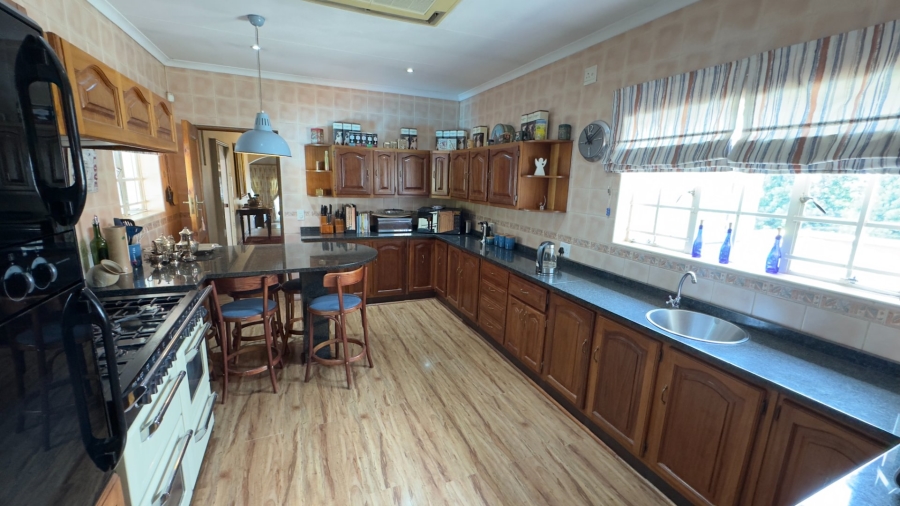 6 Bedroom Property for Sale in Zwartkop Gauteng