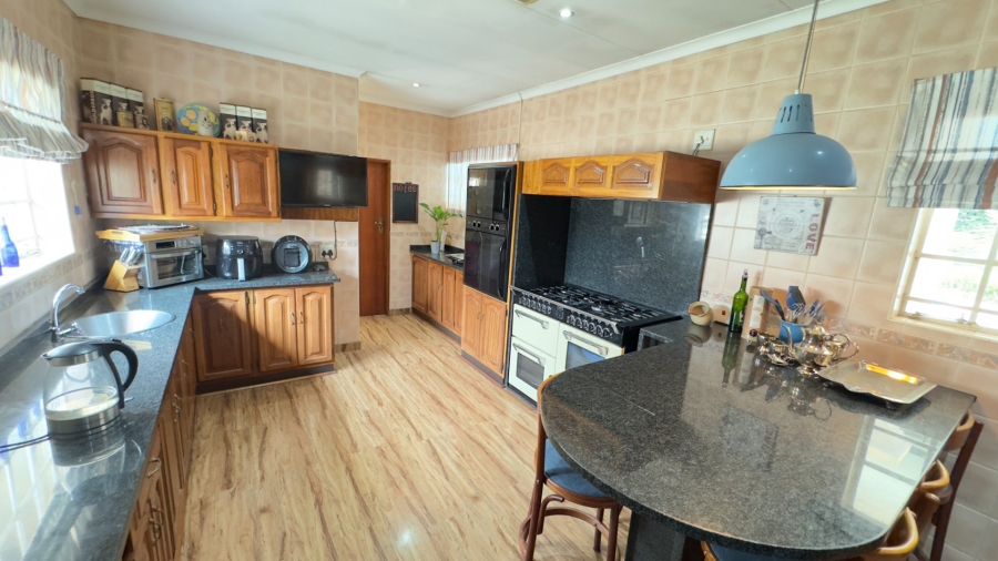 6 Bedroom Property for Sale in Zwartkop Gauteng