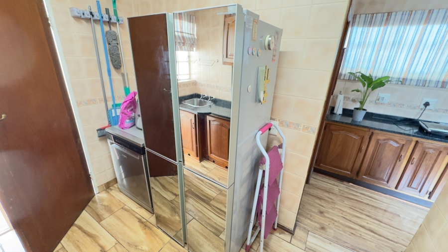 6 Bedroom Property for Sale in Zwartkop Gauteng