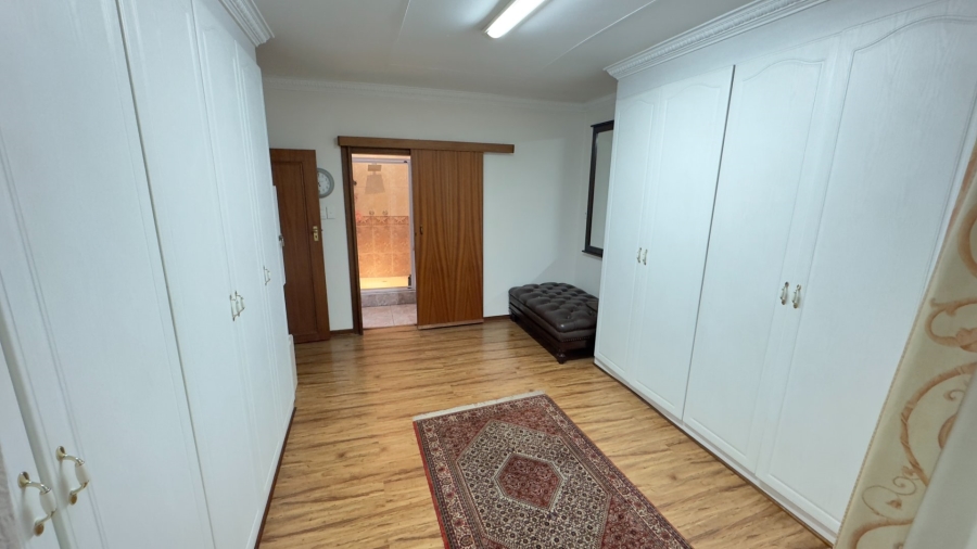 6 Bedroom Property for Sale in Zwartkop Gauteng