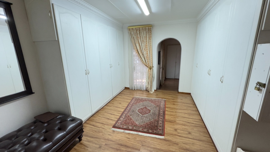 6 Bedroom Property for Sale in Zwartkop Gauteng