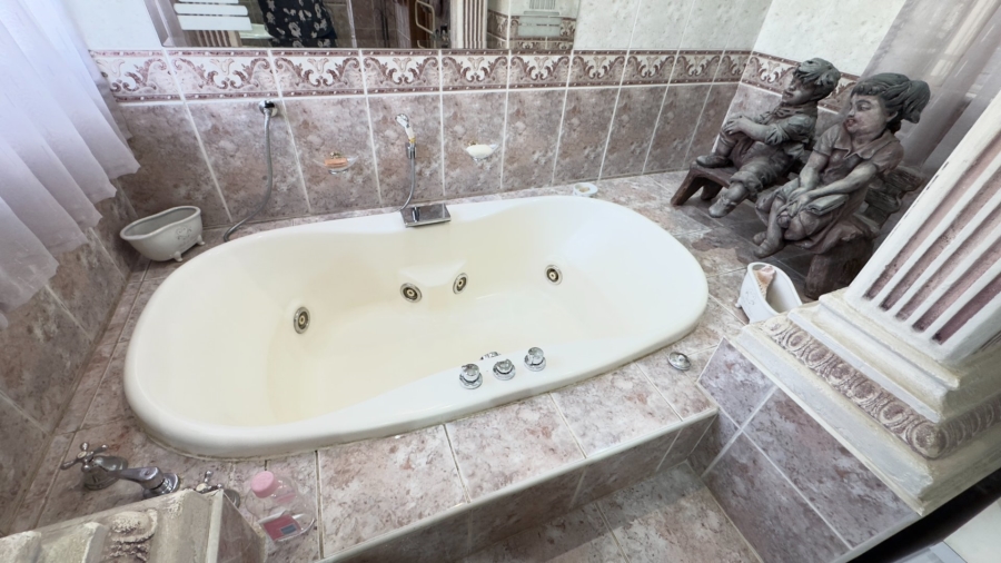 6 Bedroom Property for Sale in Zwartkop Gauteng