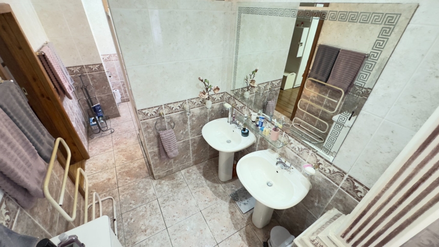 6 Bedroom Property for Sale in Zwartkop Gauteng