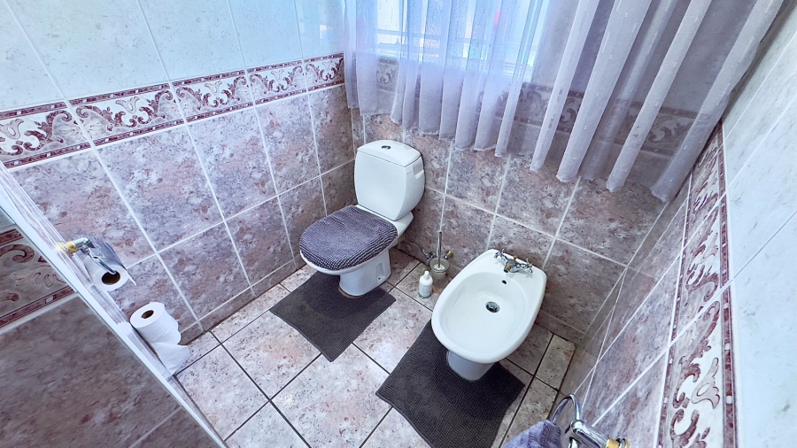 6 Bedroom Property for Sale in Zwartkop Gauteng