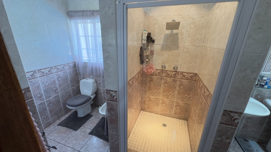 6 Bedroom Property for Sale in Zwartkop Gauteng