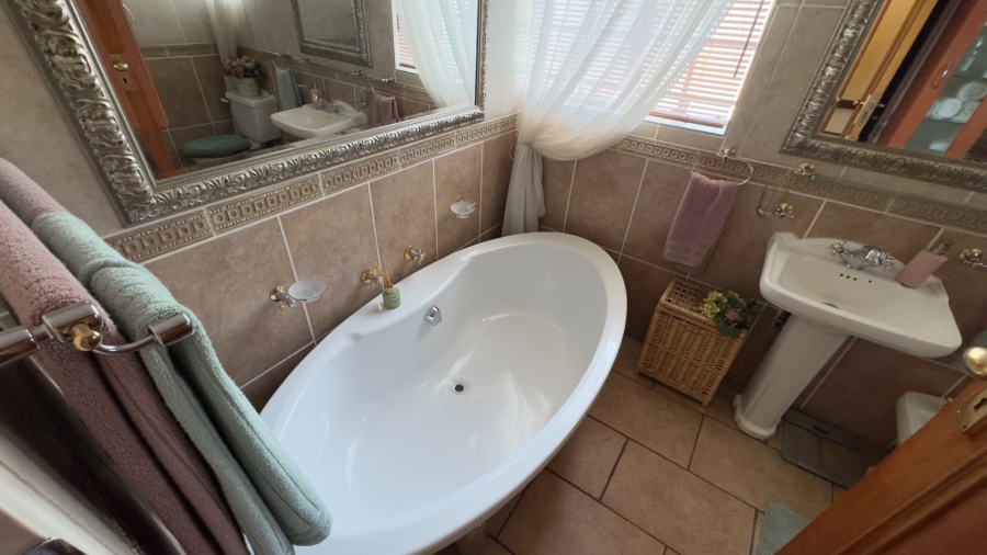 6 Bedroom Property for Sale in Zwartkop Gauteng