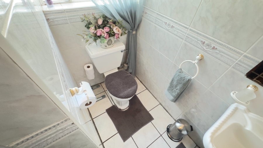 6 Bedroom Property for Sale in Zwartkop Gauteng