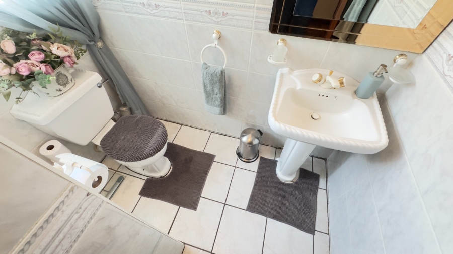 6 Bedroom Property for Sale in Zwartkop Gauteng