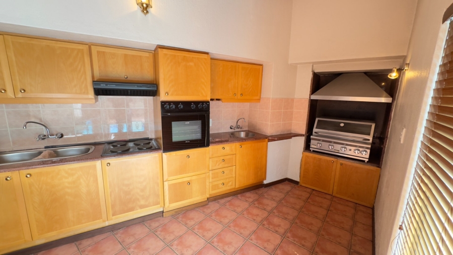 6 Bedroom Property for Sale in Zwartkop Gauteng