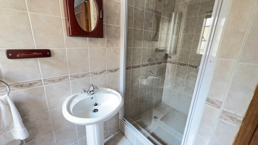 6 Bedroom Property for Sale in Zwartkop Gauteng