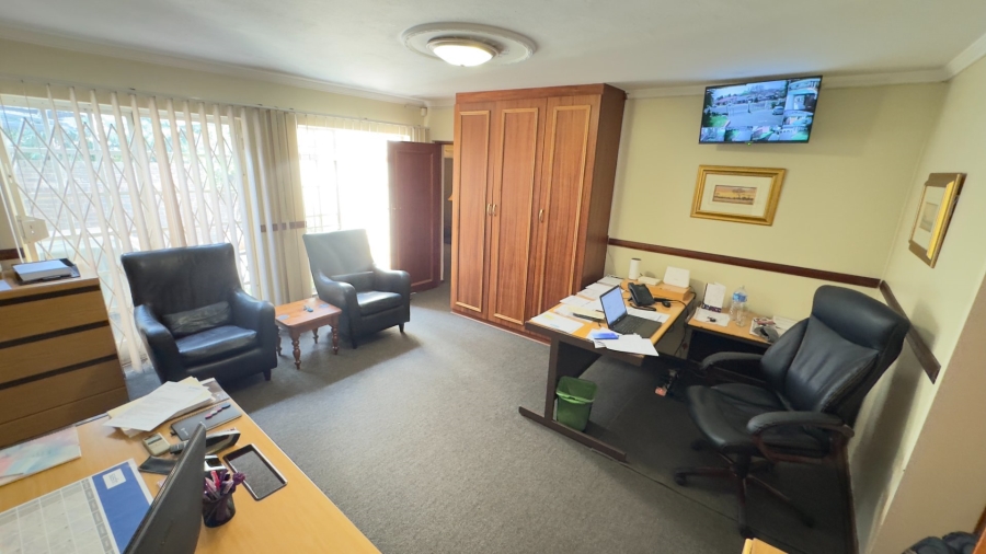 6 Bedroom Property for Sale in Zwartkop Gauteng