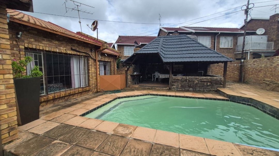 2 Bedroom Property for Sale in Birchleigh Gauteng