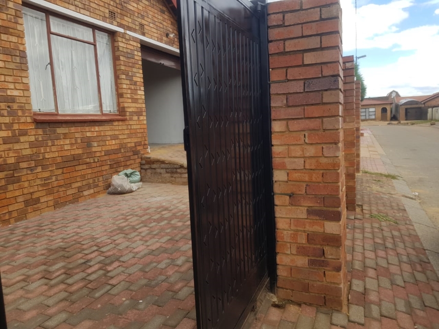 To Let 2 Bedroom Property for Rent in Klipspruit Gauteng