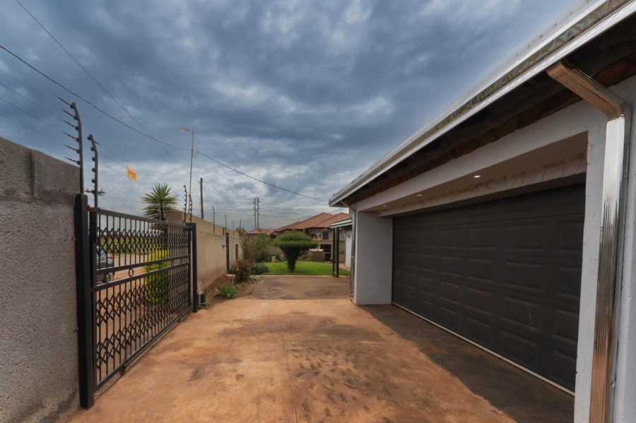 To Let 3 Bedroom Property for Rent in Protea Glen Gauteng