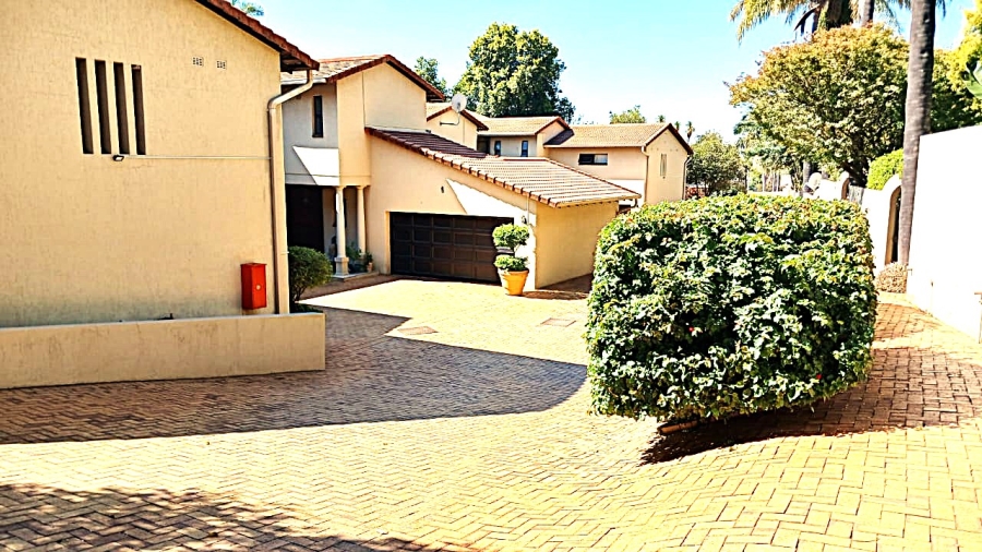 To Let 4 Bedroom Property for Rent in Illovo Gauteng