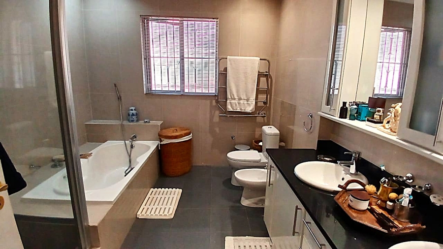 To Let 4 Bedroom Property for Rent in Illovo Gauteng