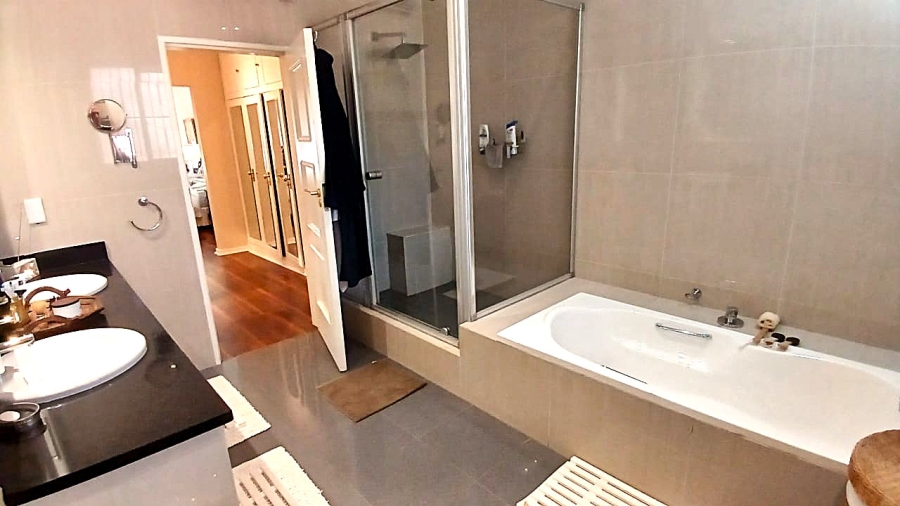 To Let 4 Bedroom Property for Rent in Illovo Gauteng