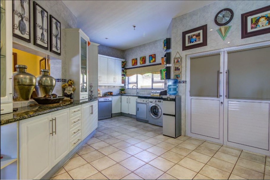5 Bedroom Property for Sale in Glen Marais Gauteng