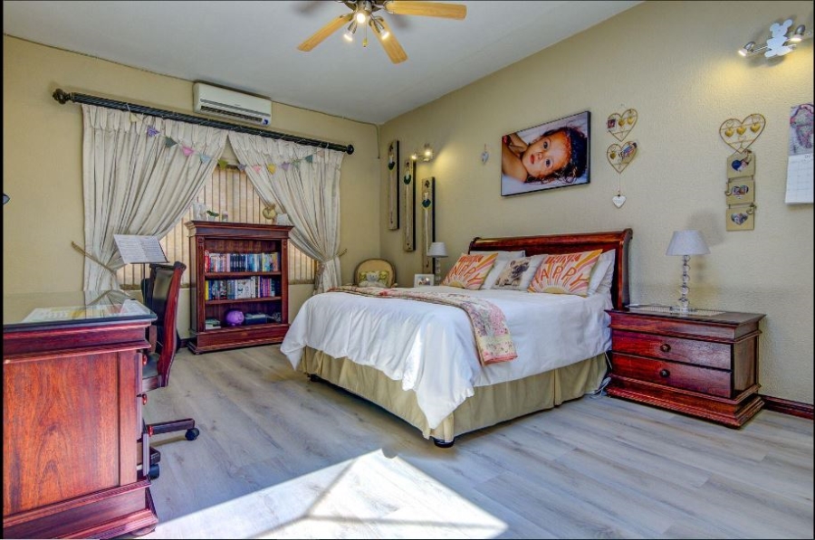5 Bedroom Property for Sale in Glen Marais Gauteng
