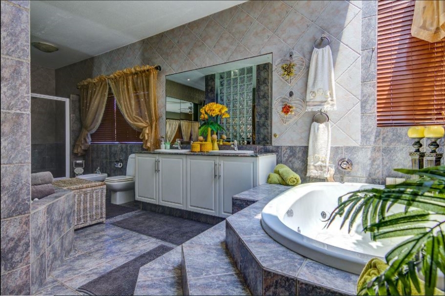 5 Bedroom Property for Sale in Glen Marais Gauteng