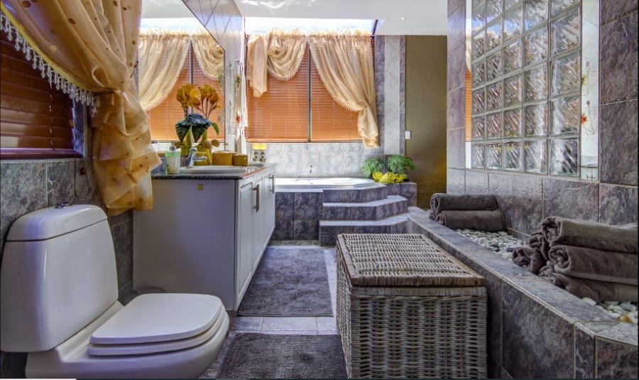 5 Bedroom Property for Sale in Glen Marais Gauteng
