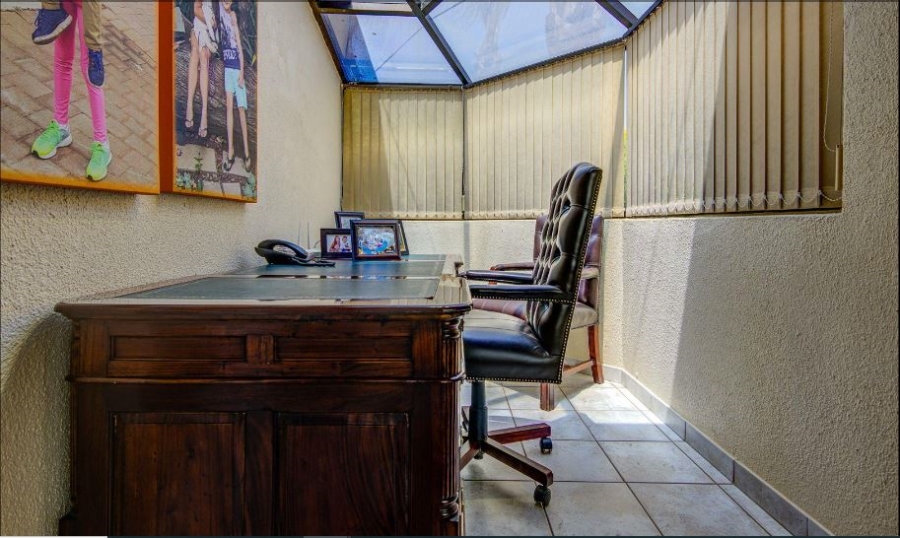 5 Bedroom Property for Sale in Glen Marais Gauteng