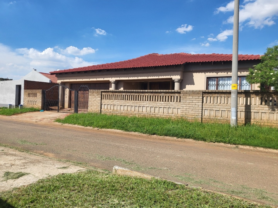 5 Bedroom Property for Sale in Spruit View Gauteng