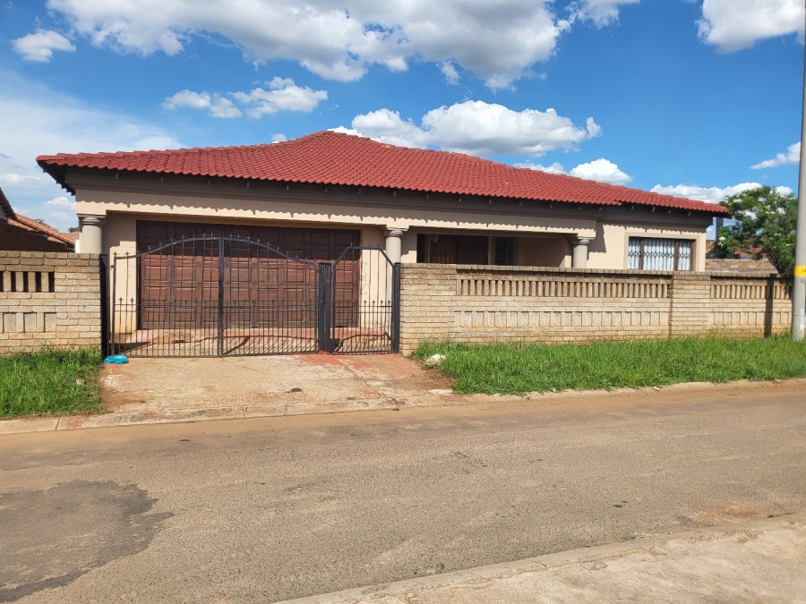 5 Bedroom Property for Sale in Spruit View Gauteng