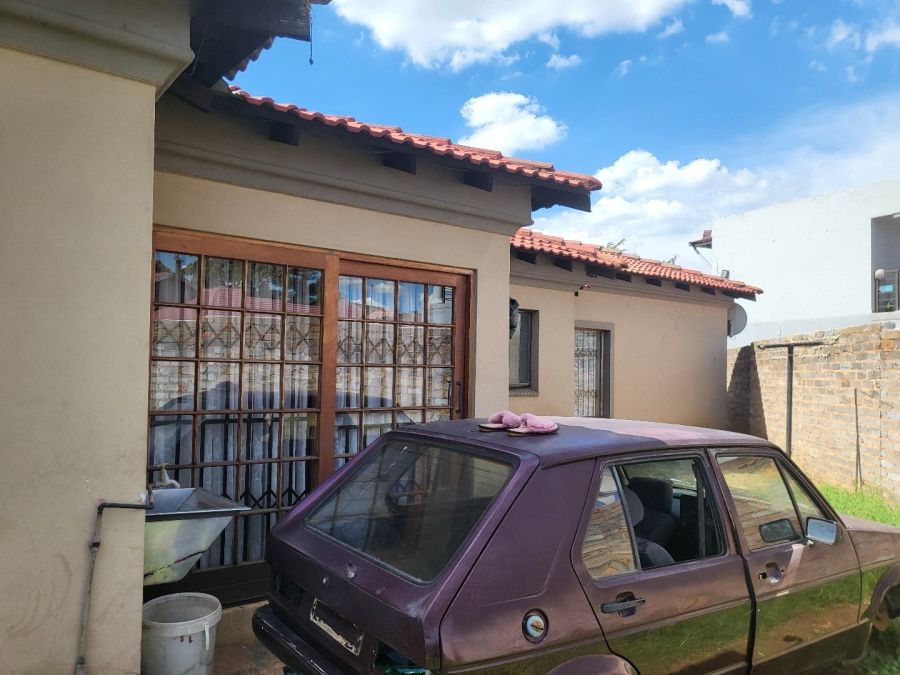 5 Bedroom Property for Sale in Spruit View Gauteng