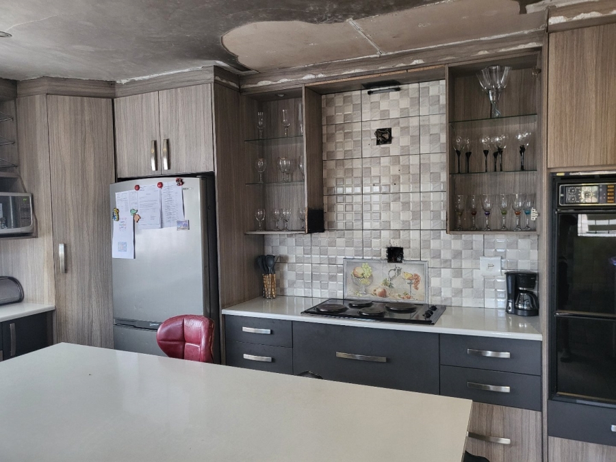 5 Bedroom Property for Sale in Spruit View Gauteng
