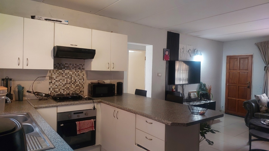 2 Bedroom Property for Sale in Chloorkop Gauteng