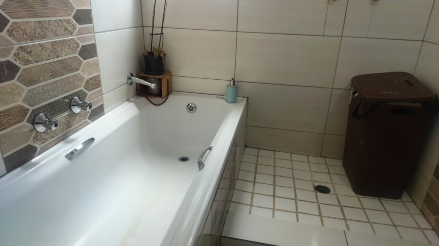 2 Bedroom Property for Sale in Chloorkop Gauteng