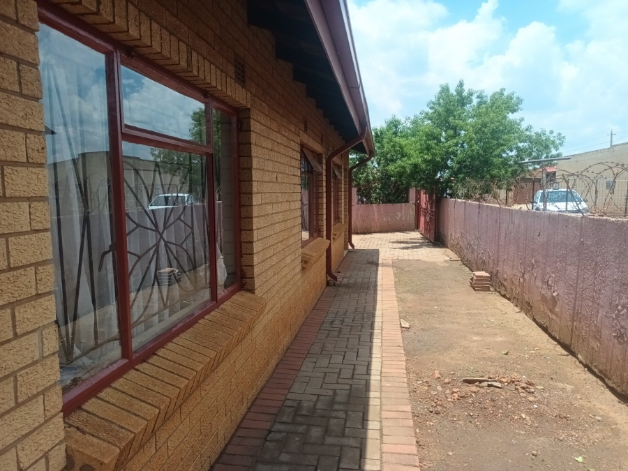 2 Bedroom Property for Sale in Moleleki Gauteng