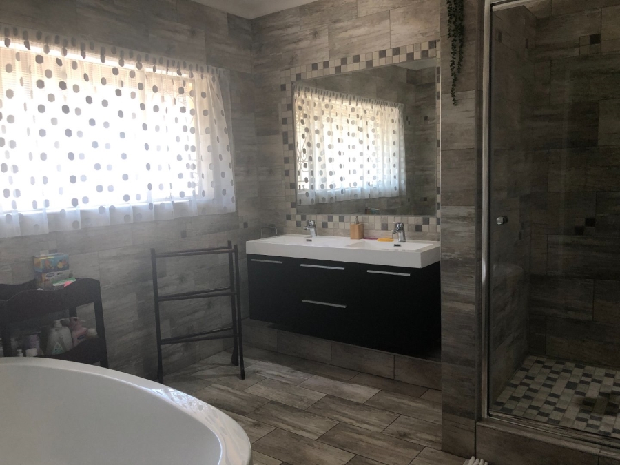 5 Bedroom Property for Sale in Vanderbijlpark SW 5 Gauteng