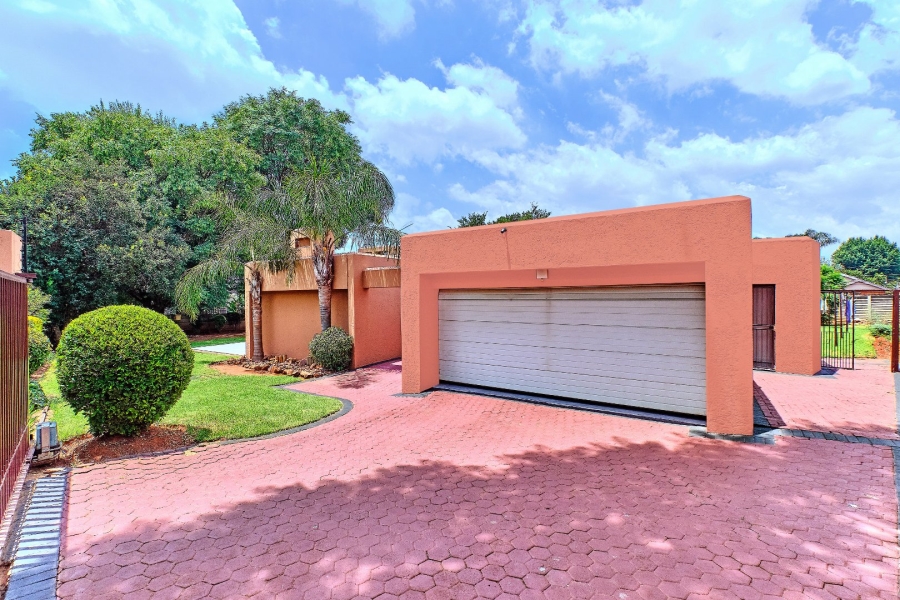 4 Bedroom Property for Sale in Little Falls Gauteng