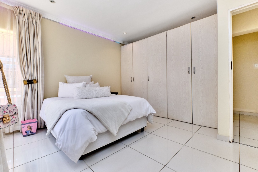 4 Bedroom Property for Sale in Little Falls Gauteng