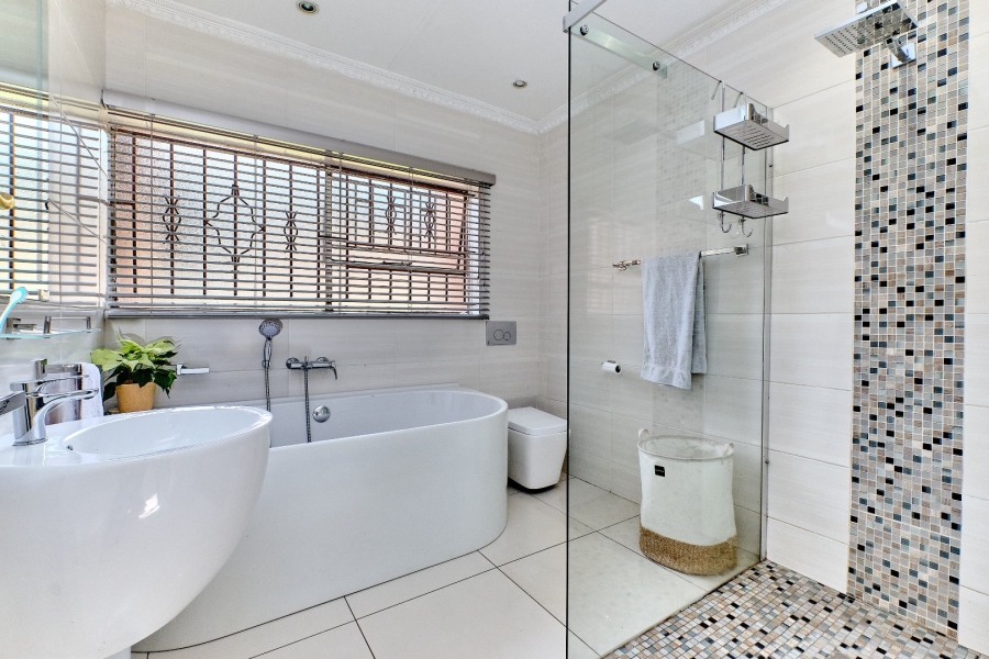 4 Bedroom Property for Sale in Little Falls Gauteng