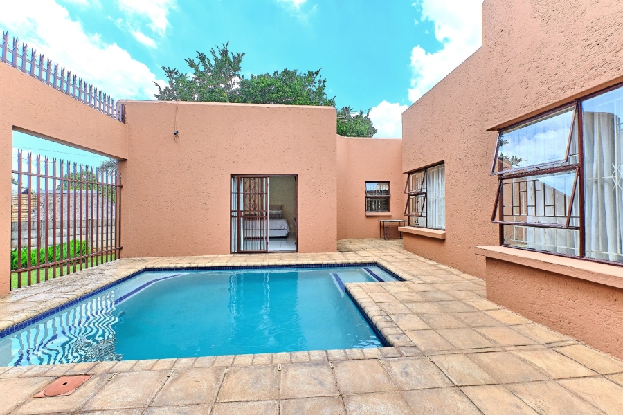 4 Bedroom Property for Sale in Little Falls Gauteng