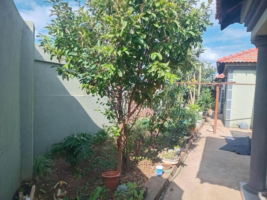 5 Bedroom Property for Sale in Lotus Gardens Gauteng