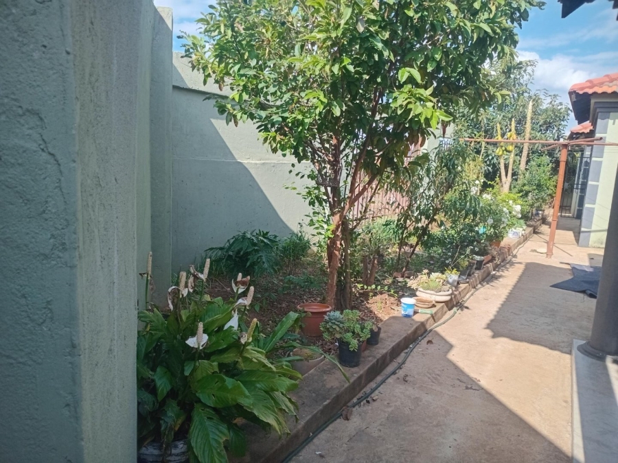 5 Bedroom Property for Sale in Lotus Gardens Gauteng
