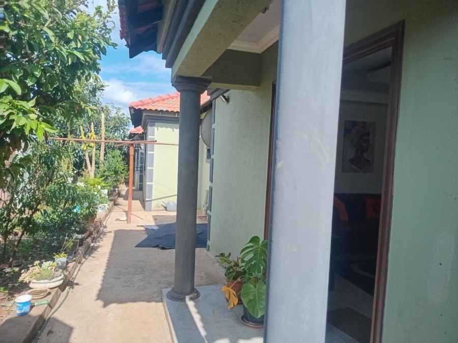 5 Bedroom Property for Sale in Lotus Gardens Gauteng