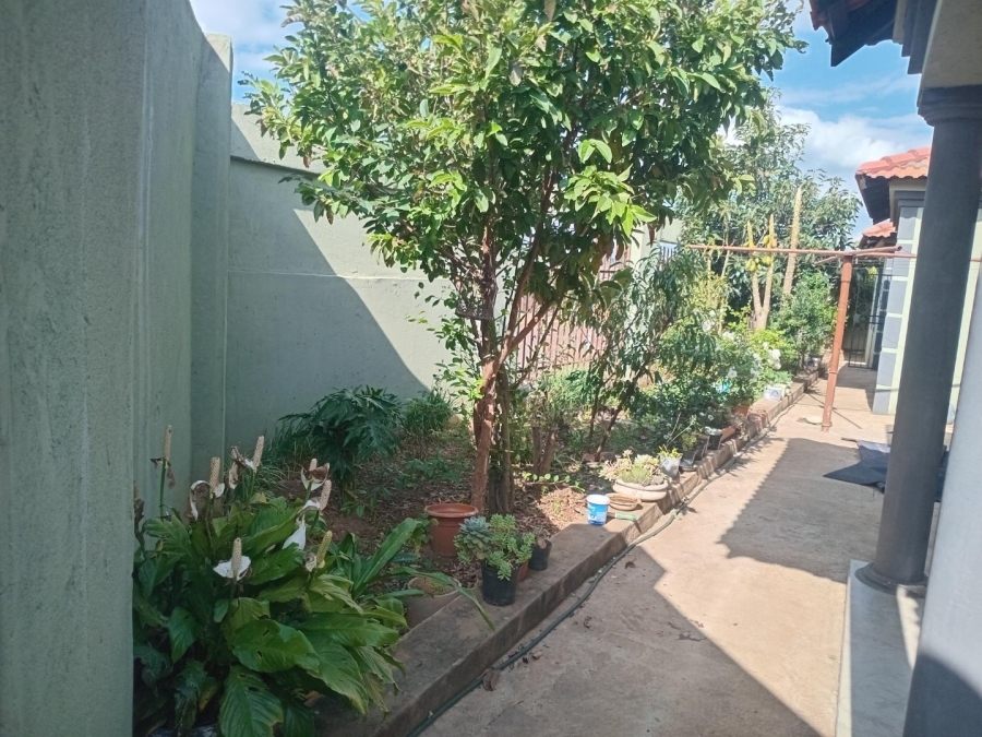 5 Bedroom Property for Sale in Lotus Gardens Gauteng
