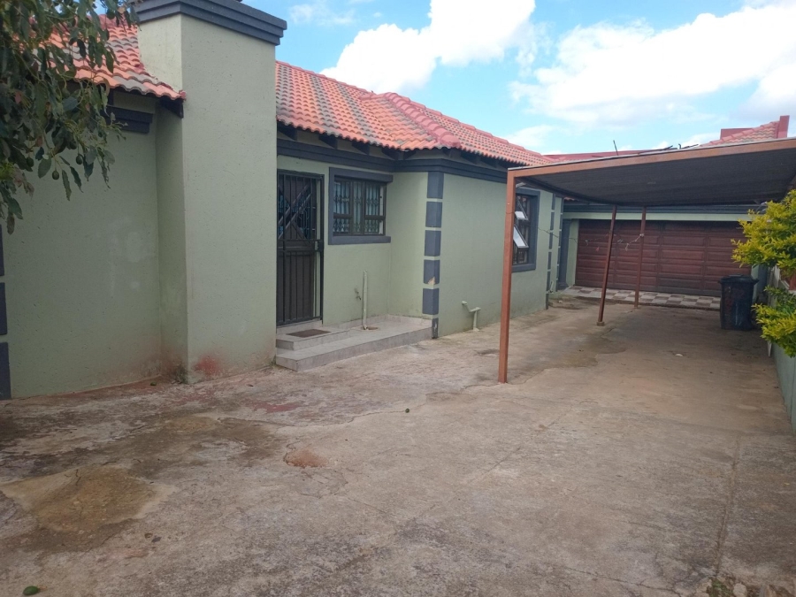 5 Bedroom Property for Sale in Lotus Gardens Gauteng