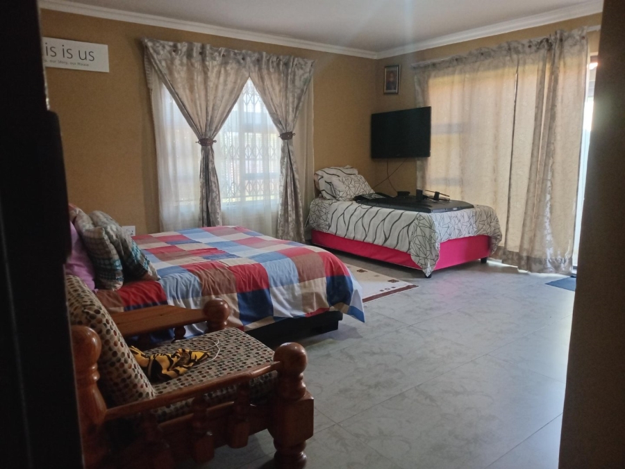 5 Bedroom Property for Sale in Lotus Gardens Gauteng