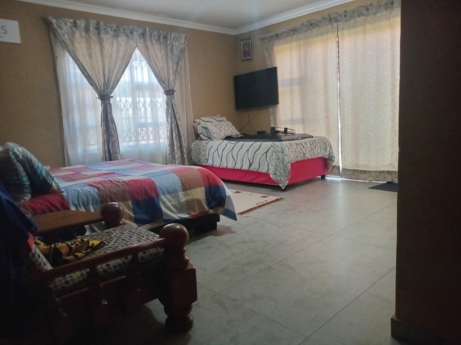 5 Bedroom Property for Sale in Lotus Gardens Gauteng