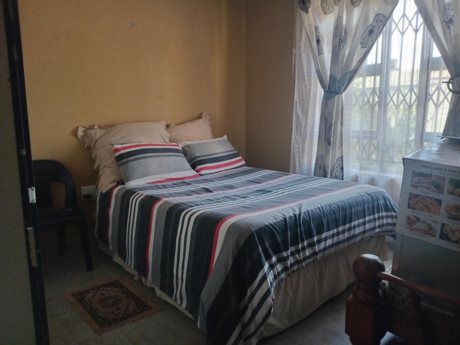 5 Bedroom Property for Sale in Lotus Gardens Gauteng
