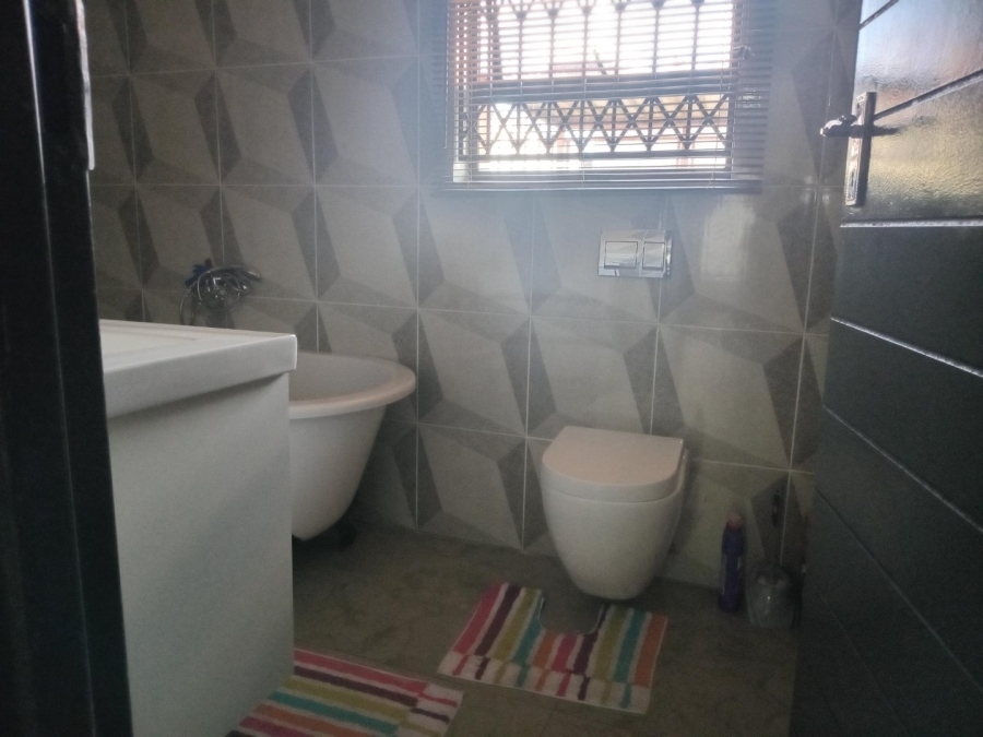 5 Bedroom Property for Sale in Lotus Gardens Gauteng