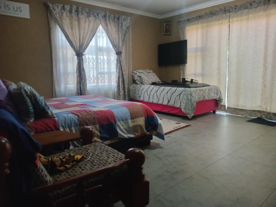 5 Bedroom Property for Sale in Lotus Gardens Gauteng